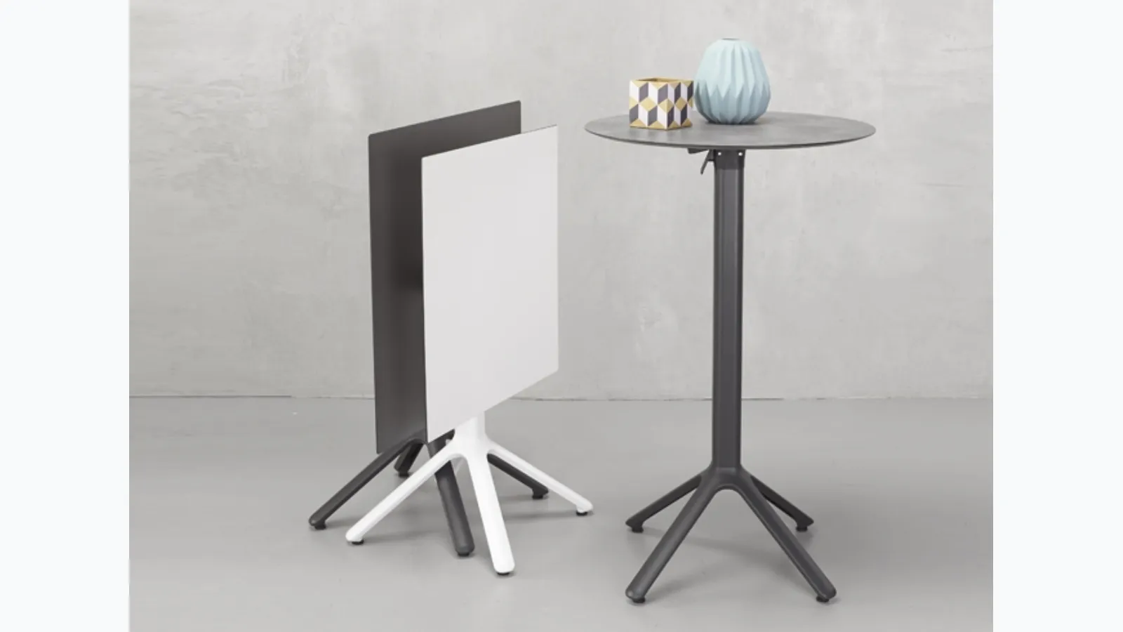 Folding aluminum coffee table with 4-legged base Nemo by Scab Design.