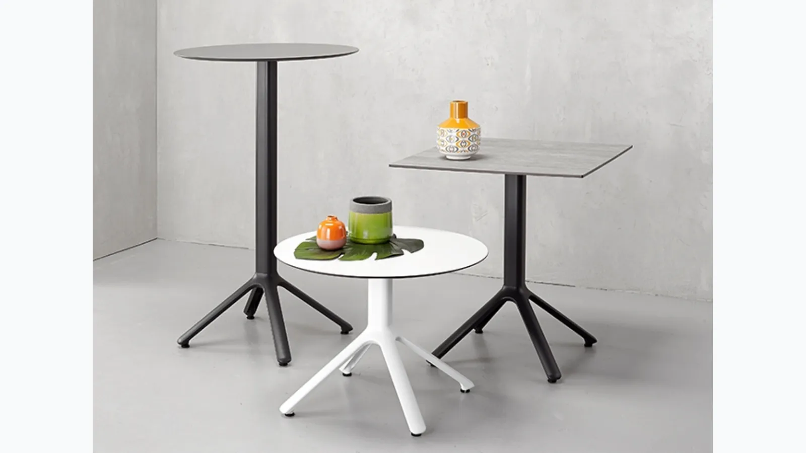 Flip-top table with 4-legged aluminum base Nemo by Scab Design.