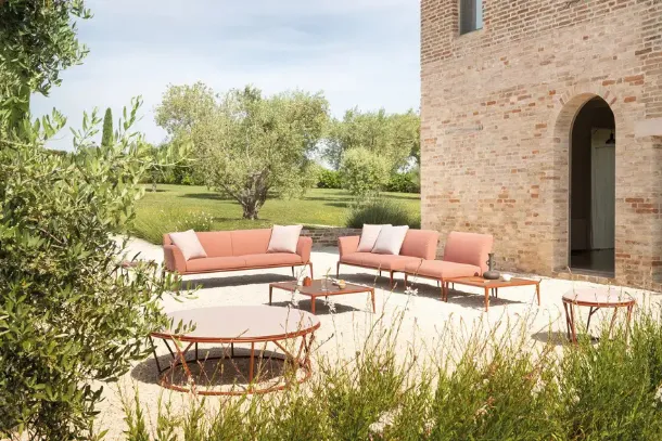 Sofa in painted aluminum and New Joint fabric by Fast.