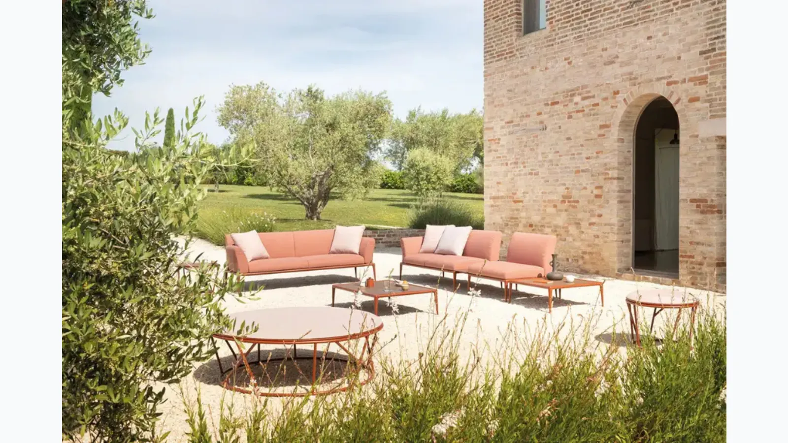 Sofa in painted aluminum and New Joint fabric by Fast.