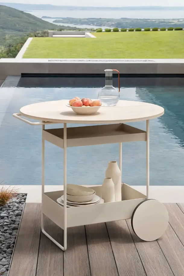 Water lily coffee table with wooden top by Fast.