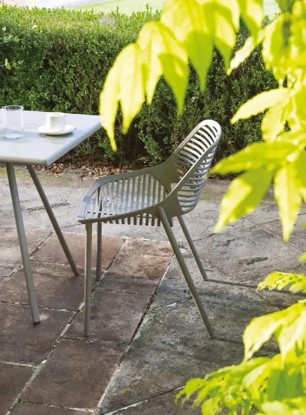 Painted aluminum chair Niwa by Fast.