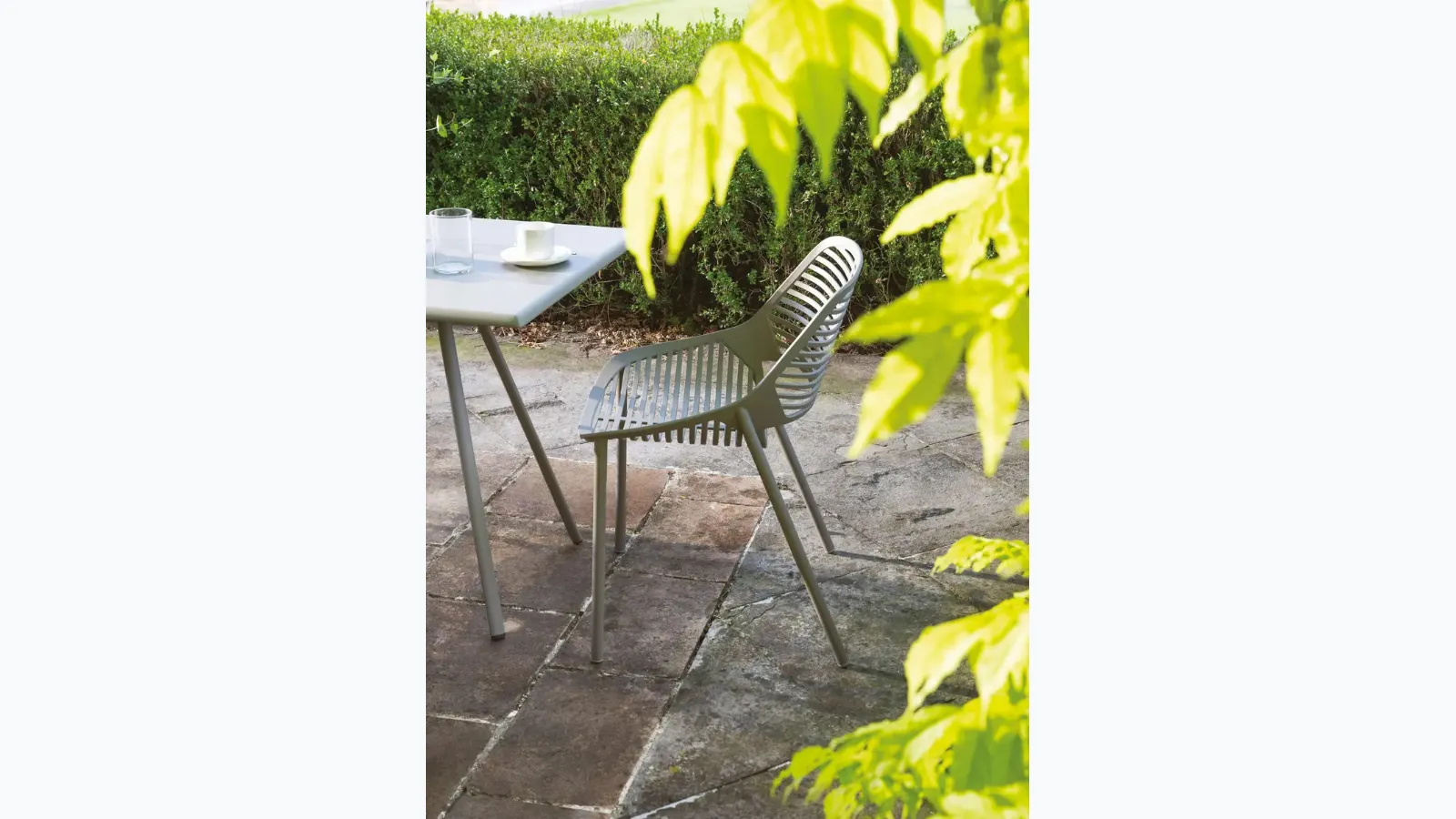 Painted aluminum chair Niwa by Fast.