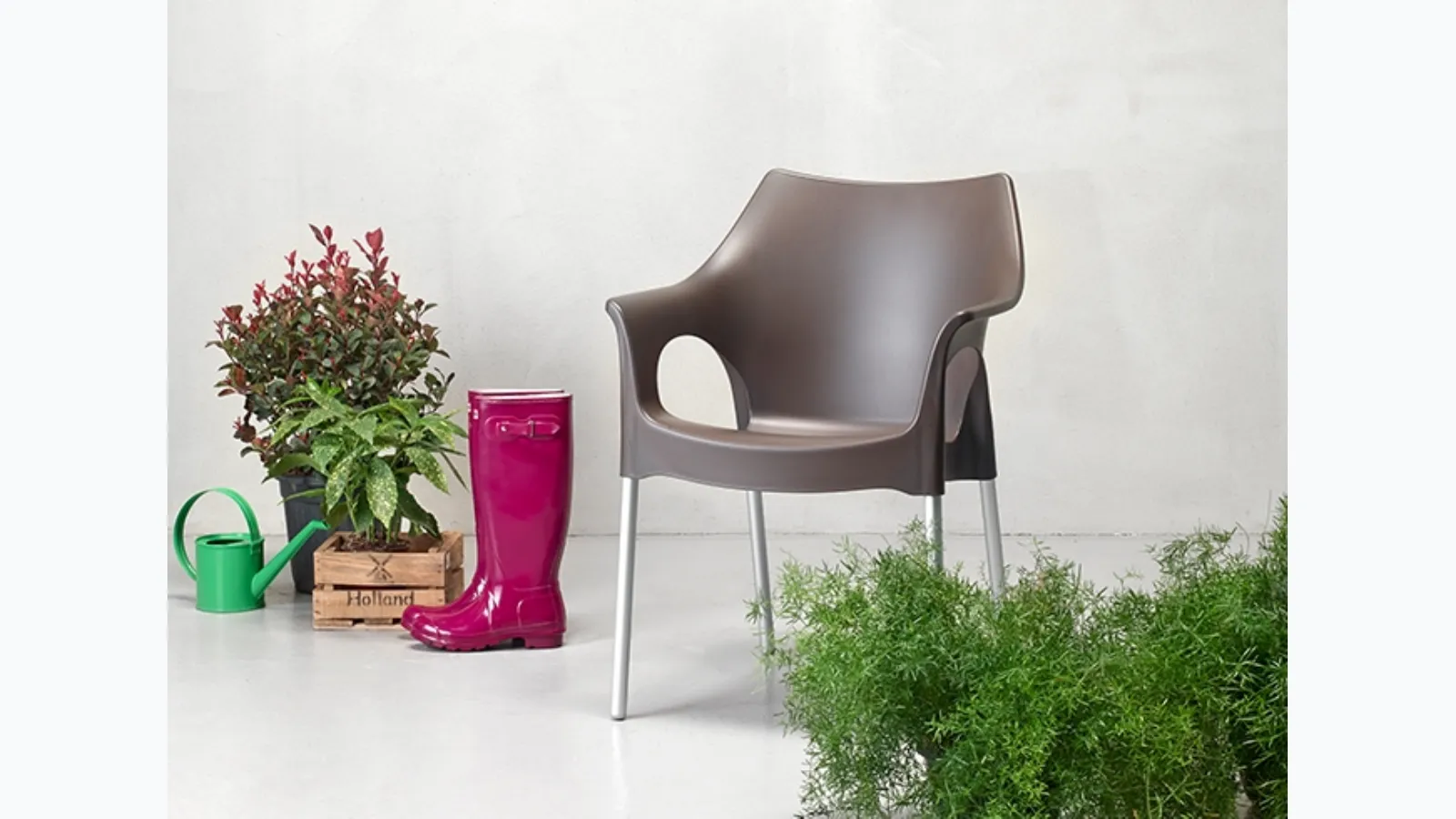 Garden chair with aluminum legs and plastic shell Ola by Scab Design.