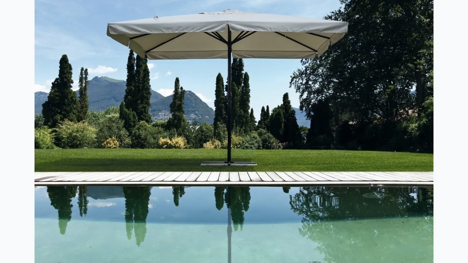 Alghero aluminum beach umbrella by Bizzotto.
