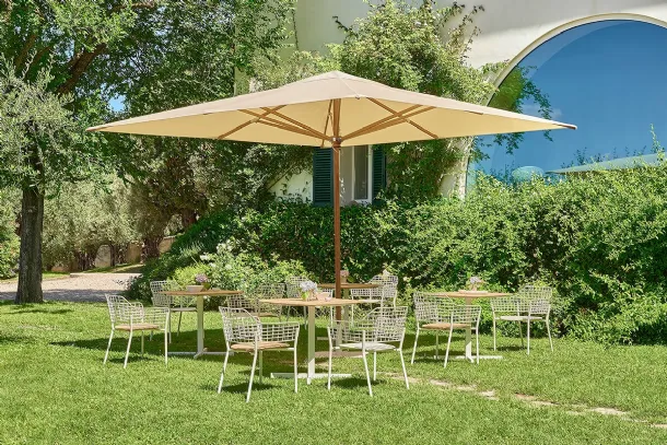 Signoria beach umbrella in beechwood and Emu fabric.