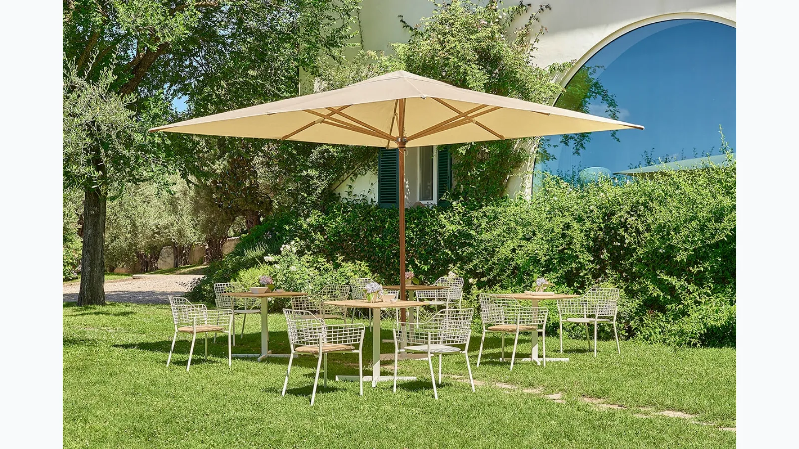 Signoria beach umbrella in beechwood and Emu fabric.