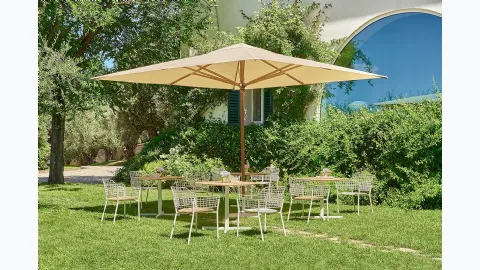 Signoria beach umbrella in beechwood and Emu fabric.