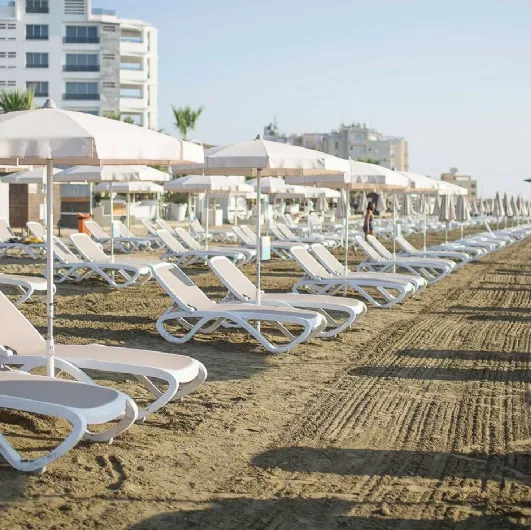 Stackable sun lounger, armless, in two-tone polypropylene Omega by Nardi.