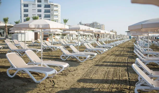 Stackable sun lounger, armless, in two-tone polypropylene Omega by Nardi.