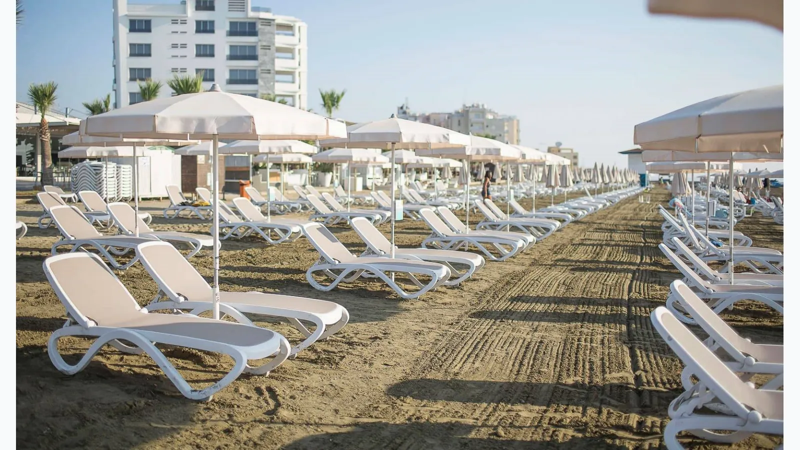 Stackable sun lounger, armless, in two-tone polypropylene Omega by Nardi.