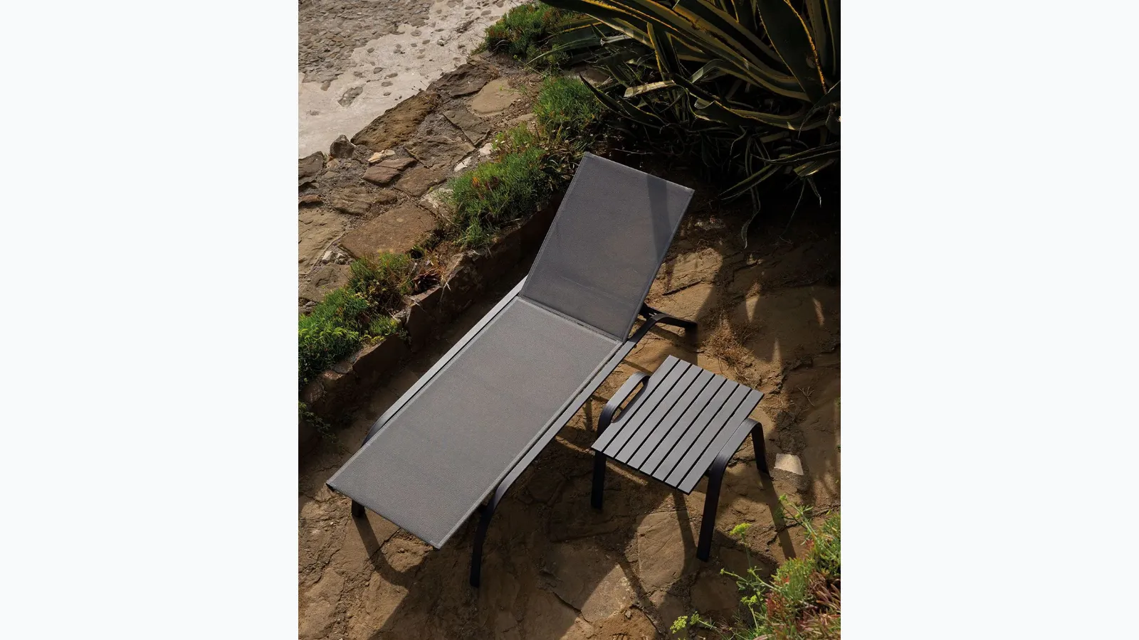 Panarea sunbed in aluminium and Unopiù fabric