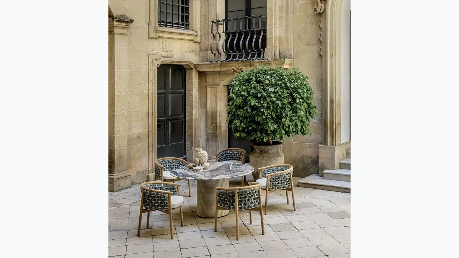 Patio table in Ethimo marble.
