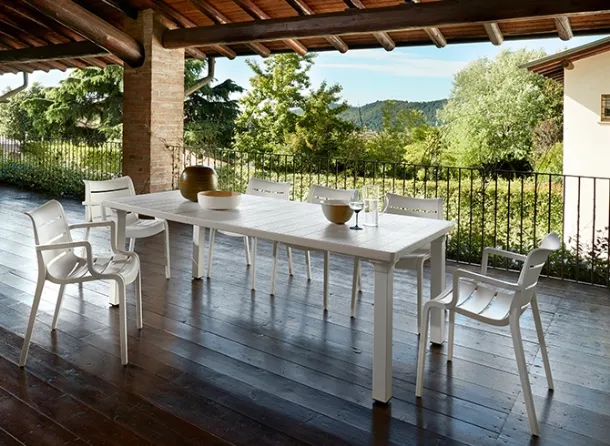 Garden table in technopolymer with slatted effect and legs in painted aluminum Per3 by Scab Design.