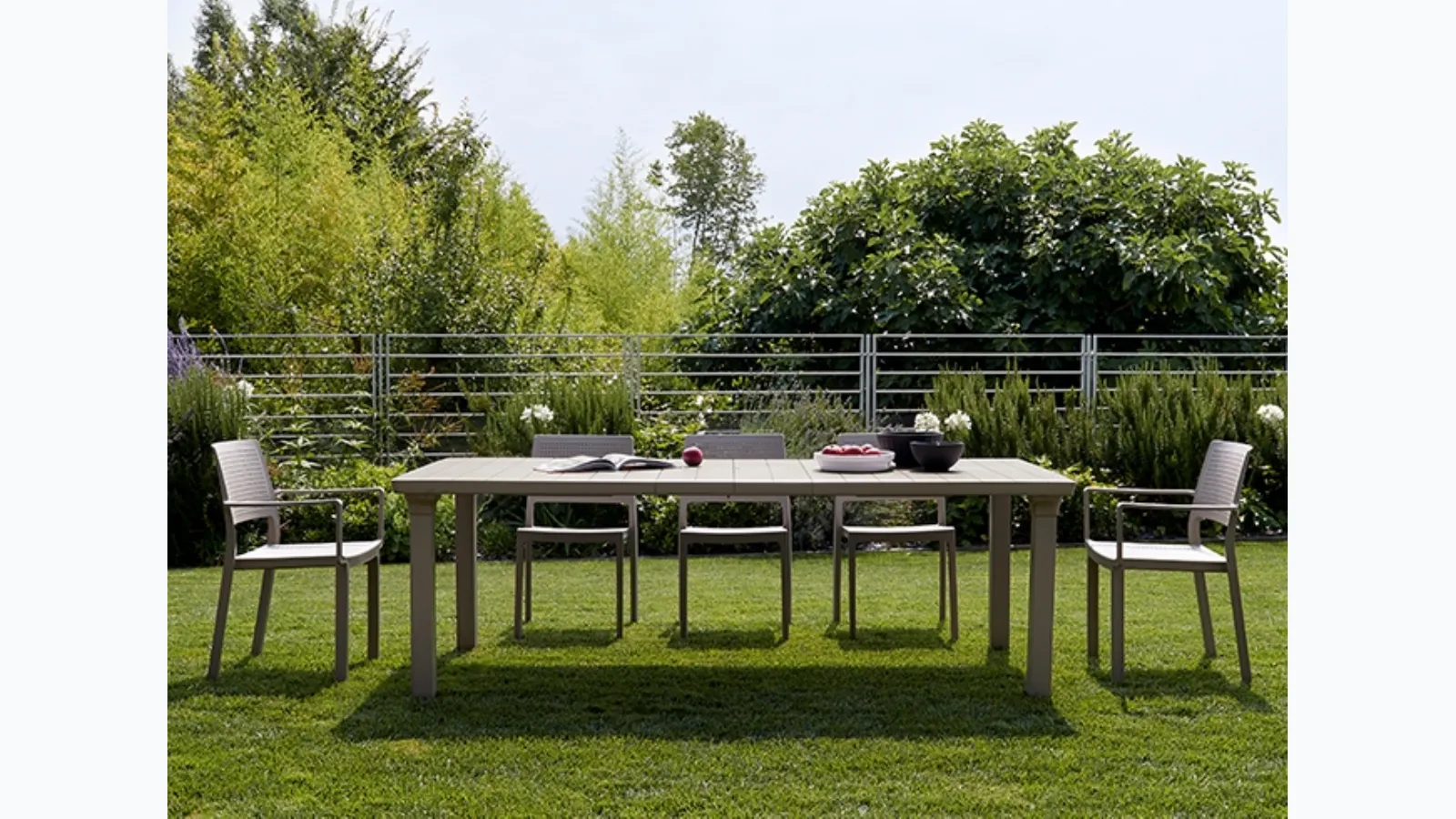 Garden table in technopolymer with slatted effect and legs in painted aluminum by Scab Design.