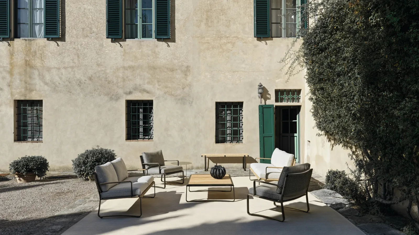Phoenix outdoor furniture in polypropylene rope by Molteni & C