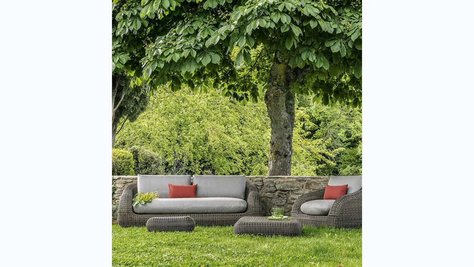 Phorma lounge in Etwick fiber by Ethimo.