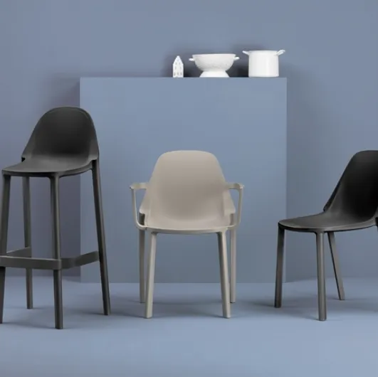 Chair and stool Più for outdoor in recyclable technopolymer by Scab Design.