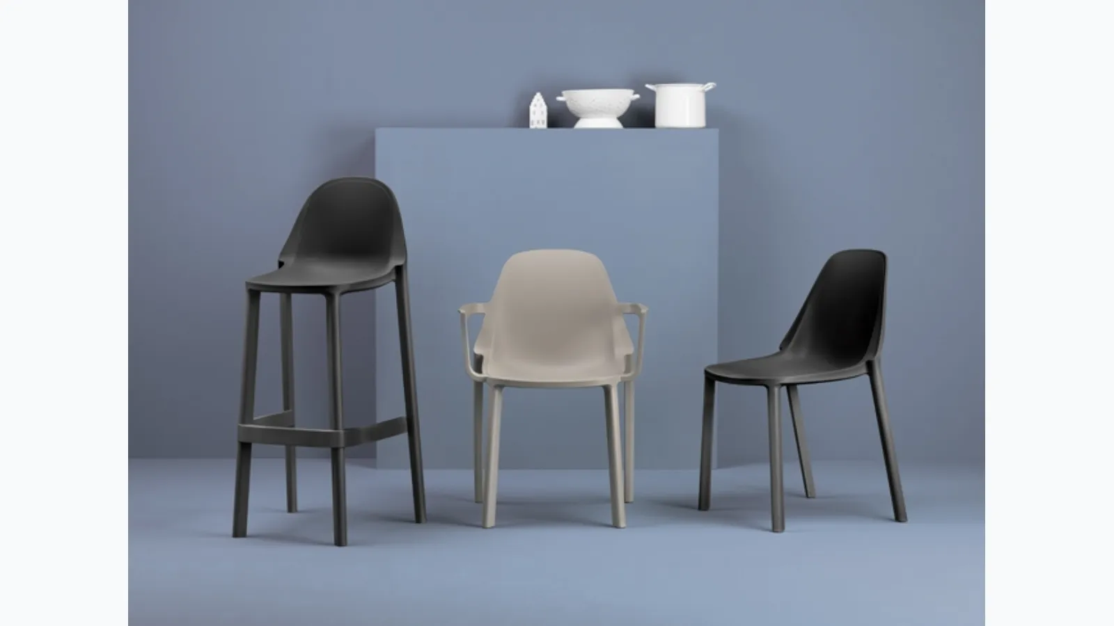 Chair and stool Più for outdoor in recyclable technopolymer by Scab Design.