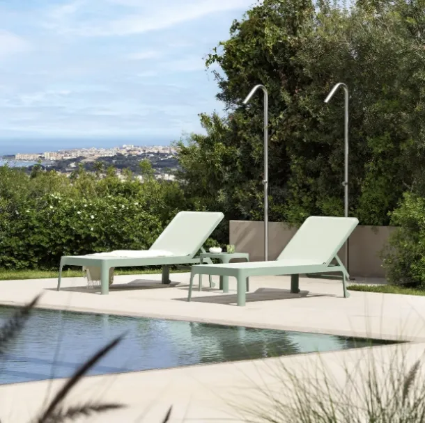 Plano sunbed in polypropylene and synthetic fabric by Nardi.