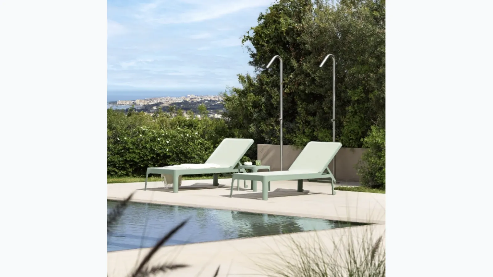 Plano sunbed in polypropylene and synthetic fabric by Nardi.