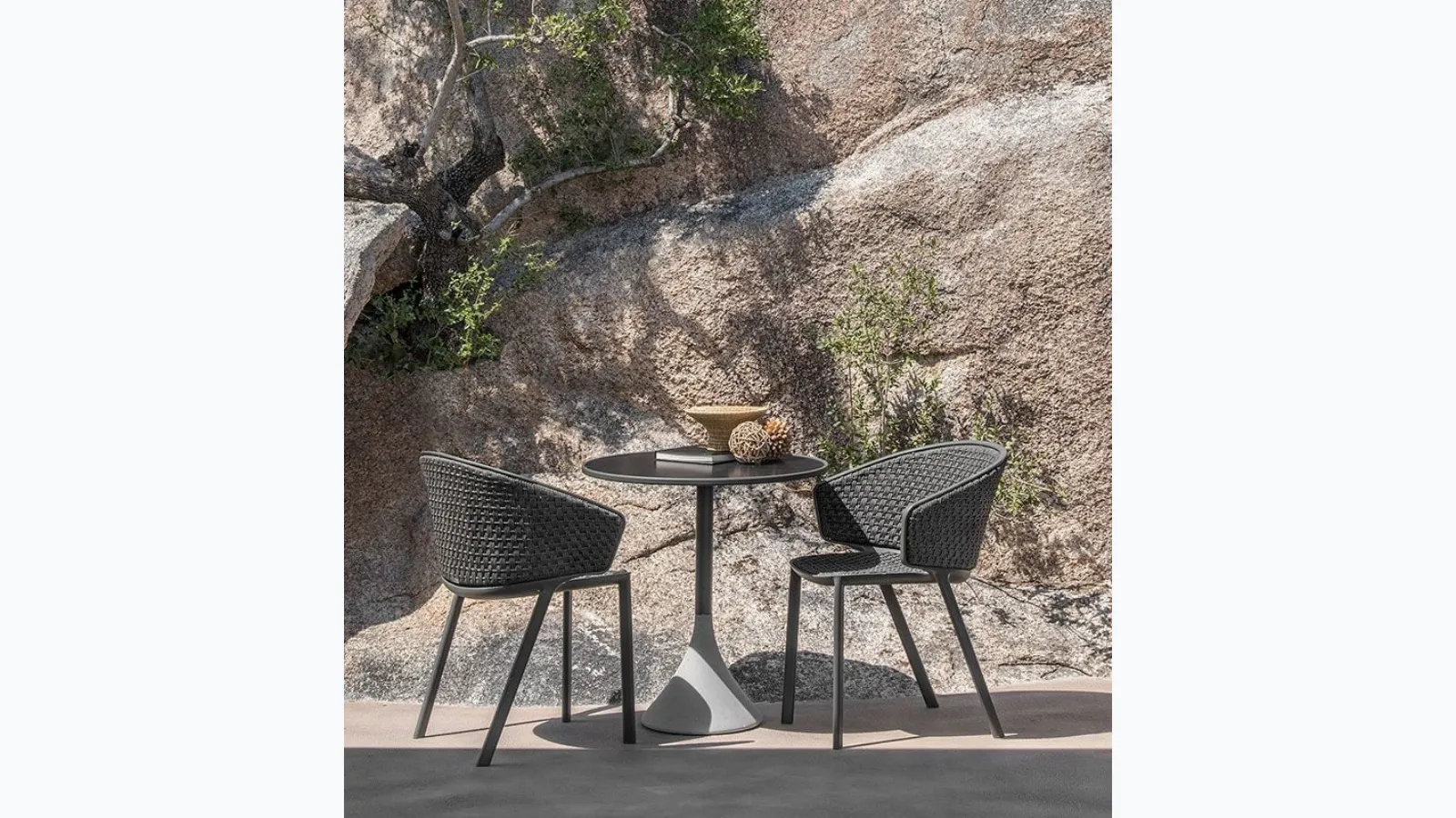 Pluvia armchair in Round Rope and aluminum by Ethimo.