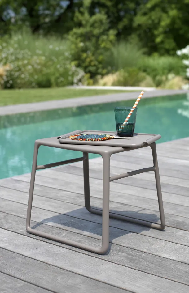 Outdoor coffee table in polypropylene with convenient removable integrated tray Pop by Nardi