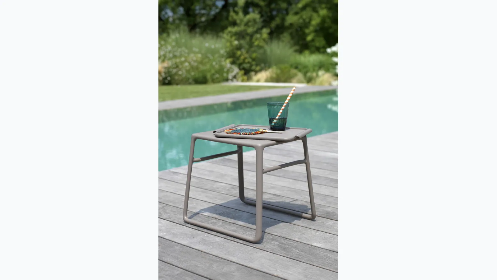 Outdoor coffee table in polypropylene with convenient removable integrated tray Pop by Nardi