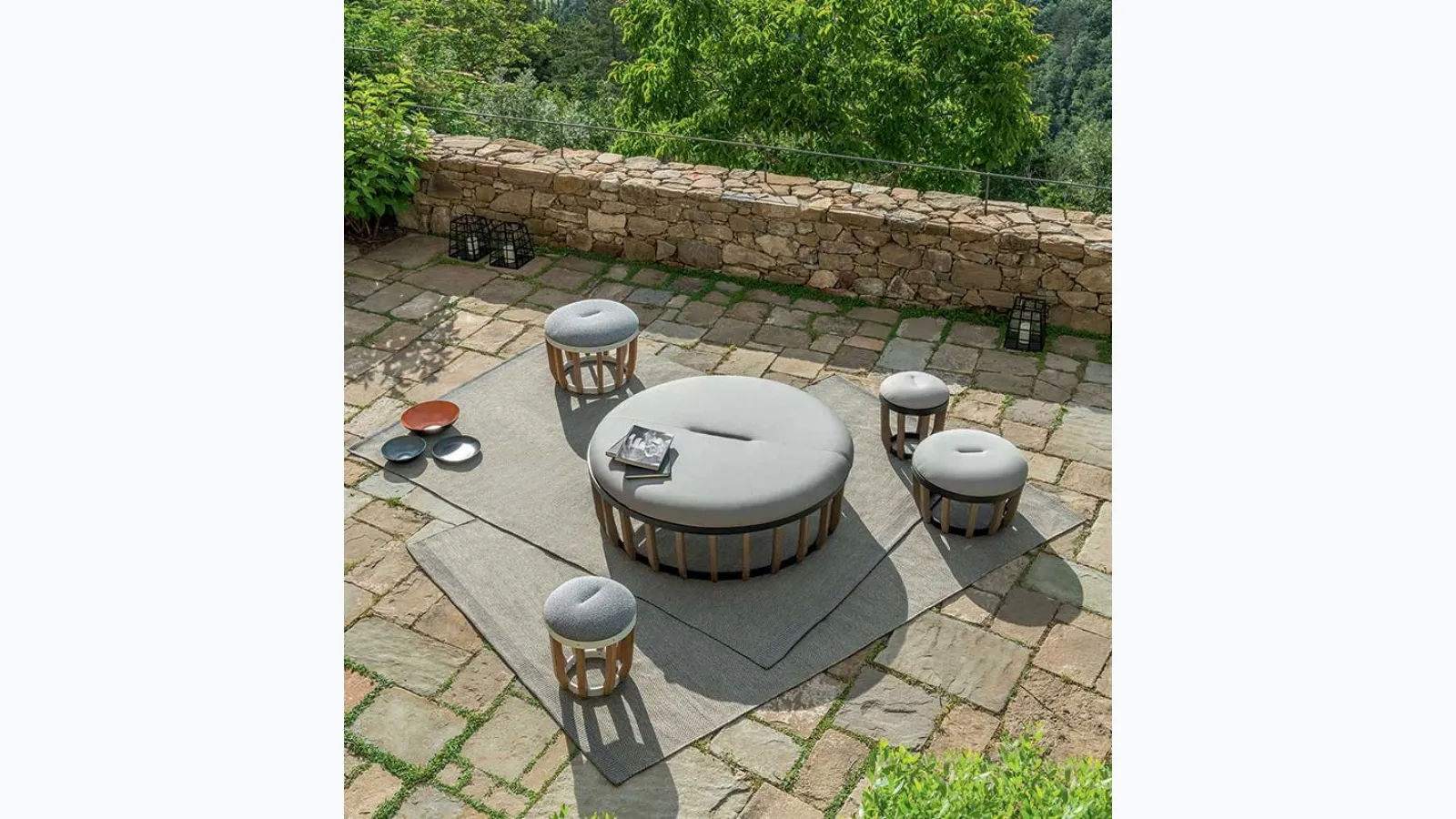 Swing pouf in fabric with aluminum base by Ethimo.