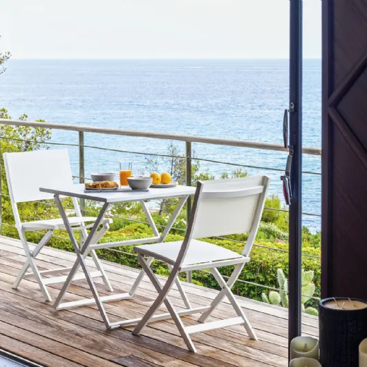 Aluminum and textilene chair with aluminum Queen table by Talenti.