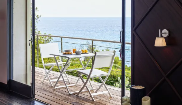 Aluminum and textilene chair with aluminum Queen table by Talenti.