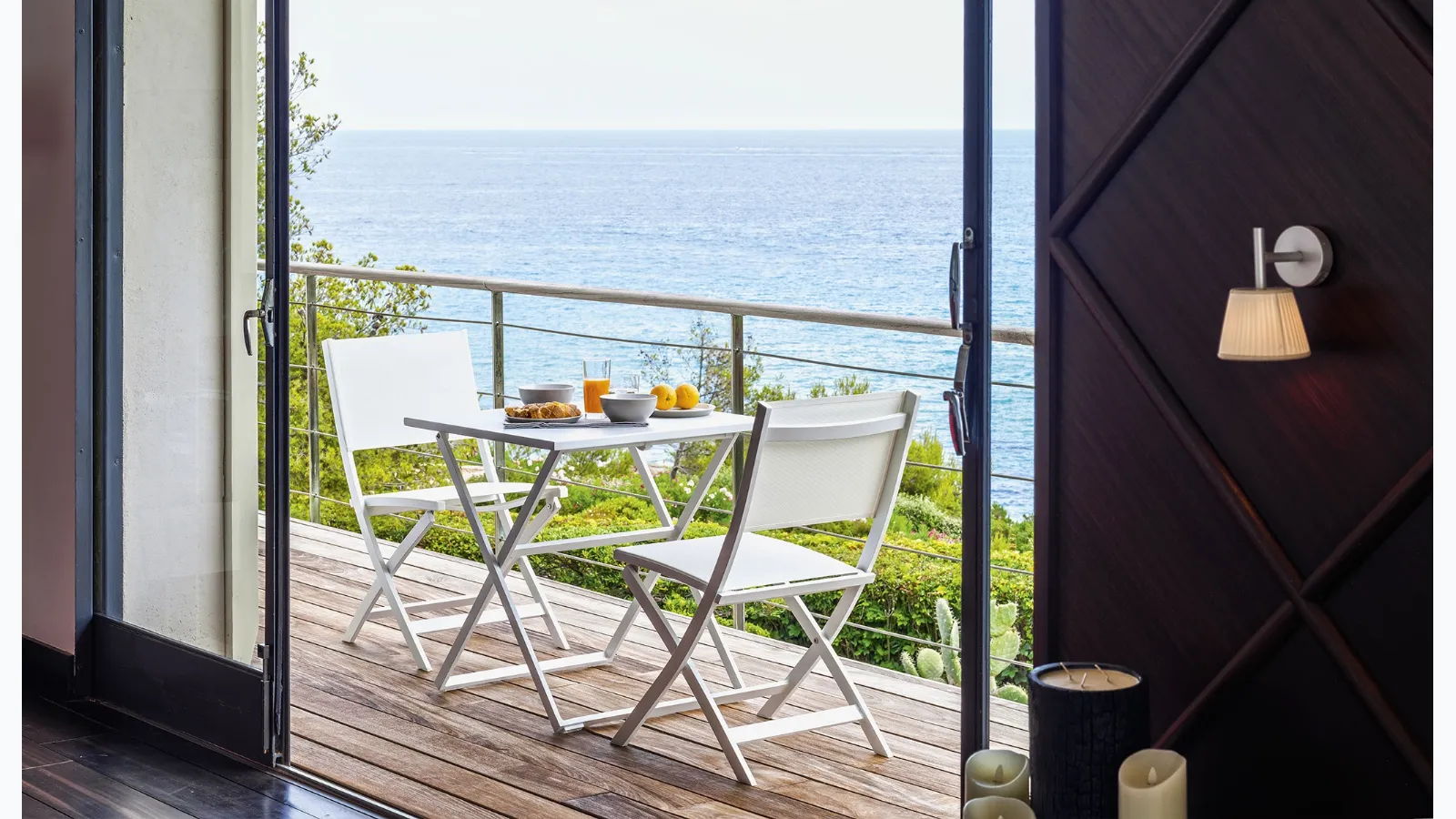 Aluminum and textilene chair with aluminum Queen table by Talenti.