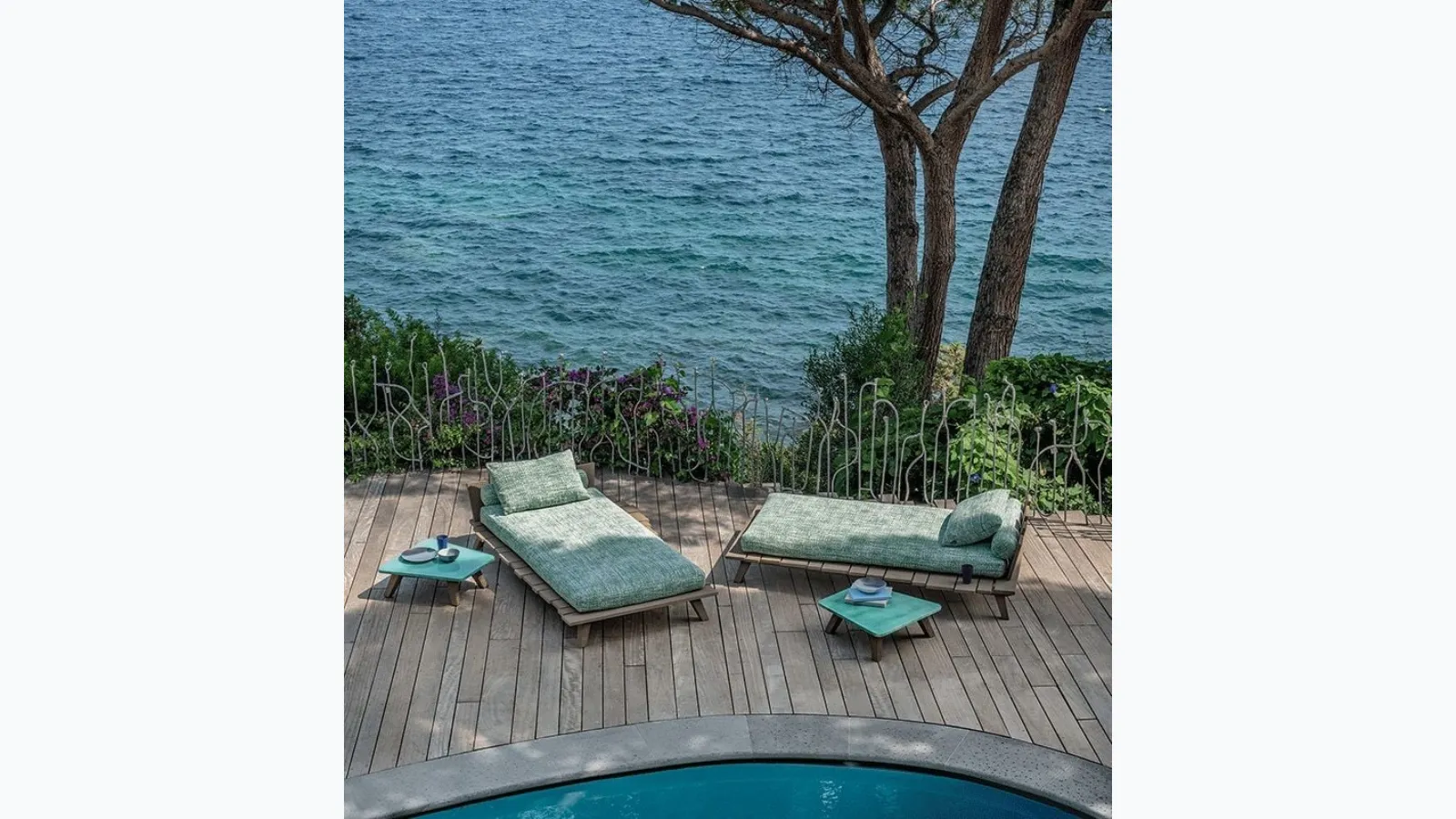 Rafael teak bed by Ethimo.