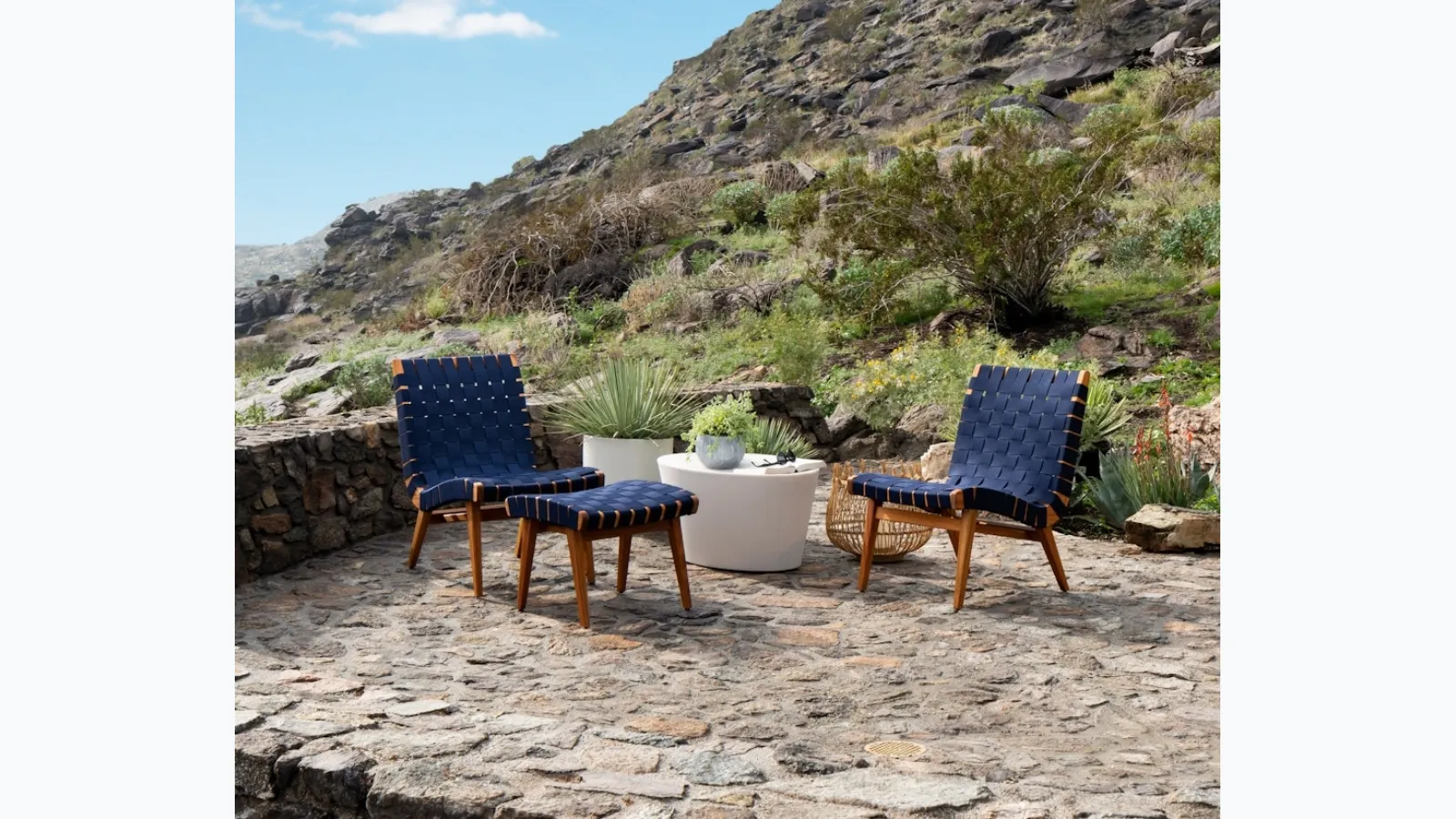 Risom Outdoor Lounge Chair armchair in fabric and Knoll wood.