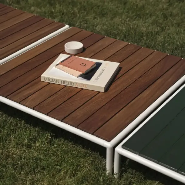 Roè coffee table with teak top by Fast.