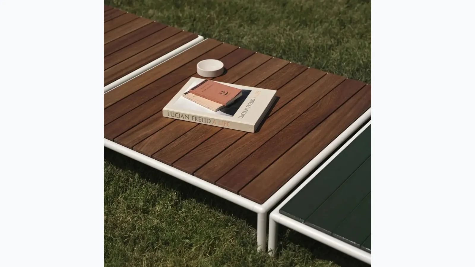 Roè coffee table with teak top by Fast.