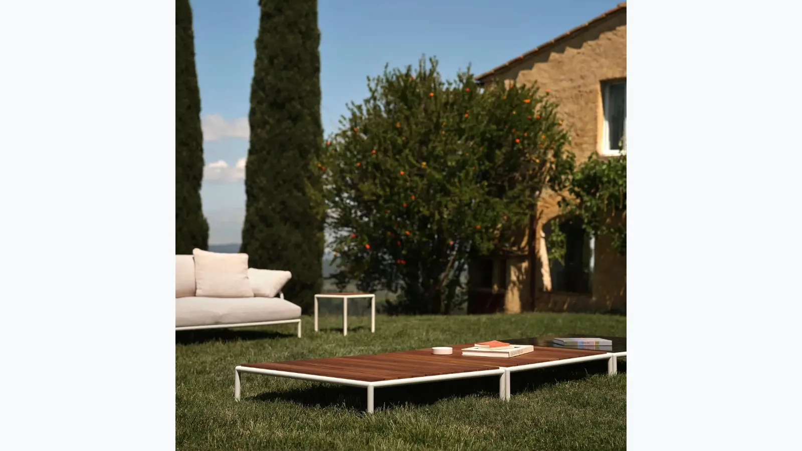 Roè coffee table with teak top by Fast.