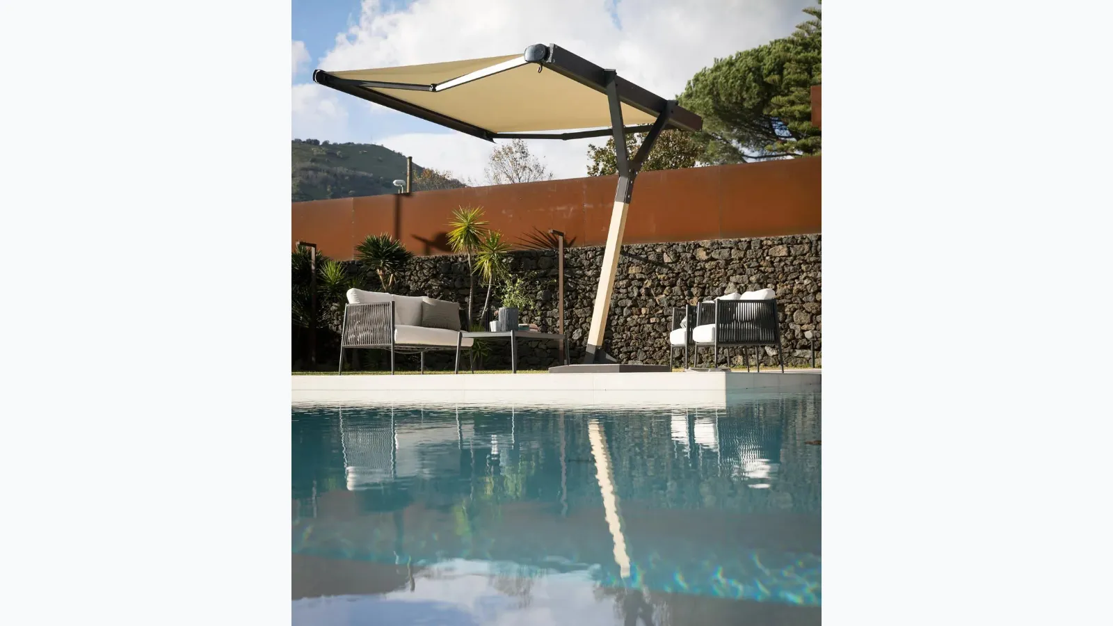 Motorized Salento umbrella in aluminum and cement with acrylic fabric by Unopiu.