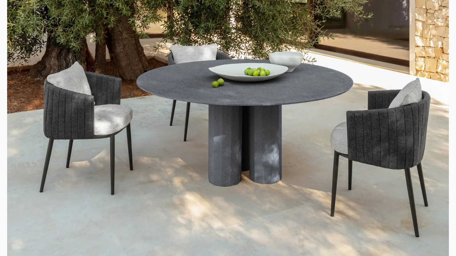 Round Concrete Salinas table in cement by Talenti.