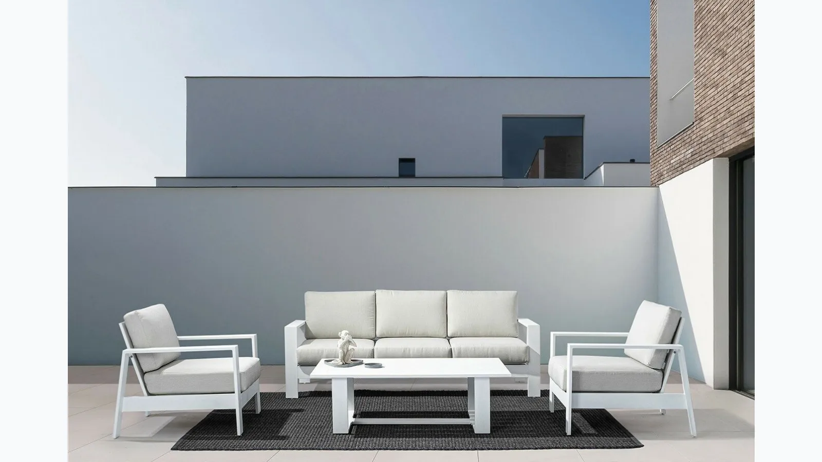 Baltic living room in aluminum and fabric by Bizzotto