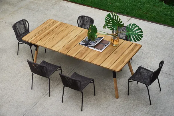 Cricket chair in synthetic fiber and aluminum by Varaschin.