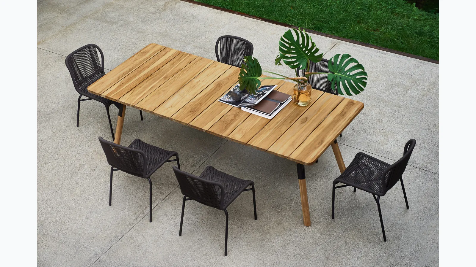 Cricket chair in synthetic fiber and aluminum by Varaschin.