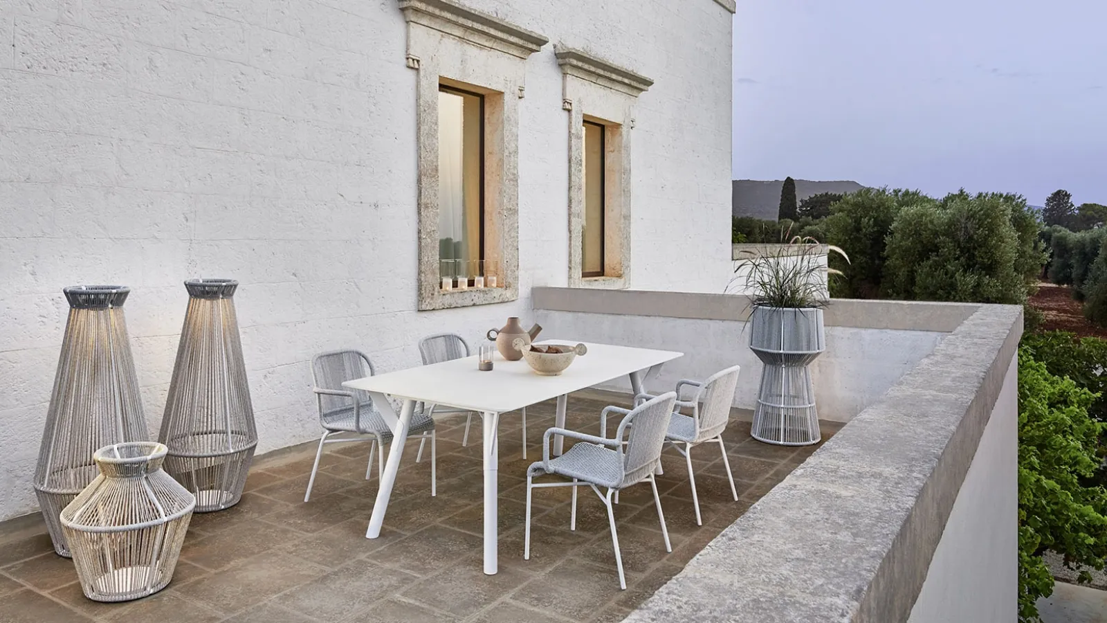 Cricket chair in synthetic fiber and aluminum by Varaschin.