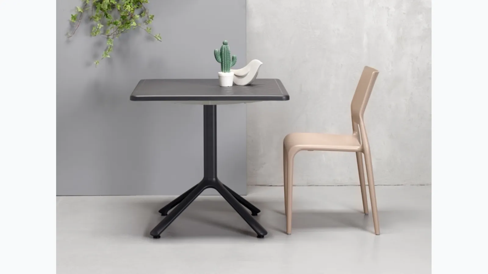 Stackable plastic garden chair with essential and contemporary design - Sirio by Scab Design.