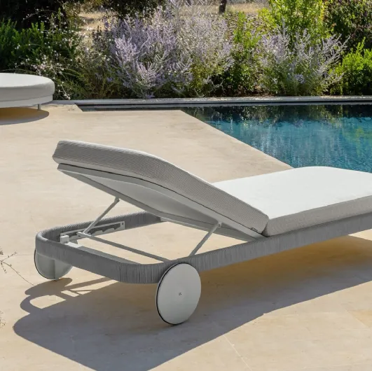 Fabric and aluminum sun lounger Slam Rope by Talenti.