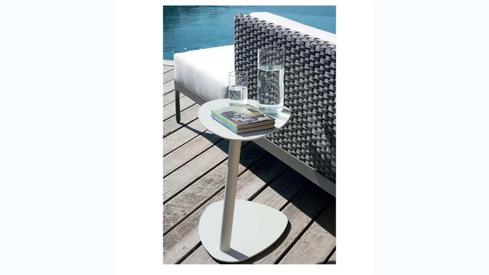 Smart aluminum coffee table by Ethimo