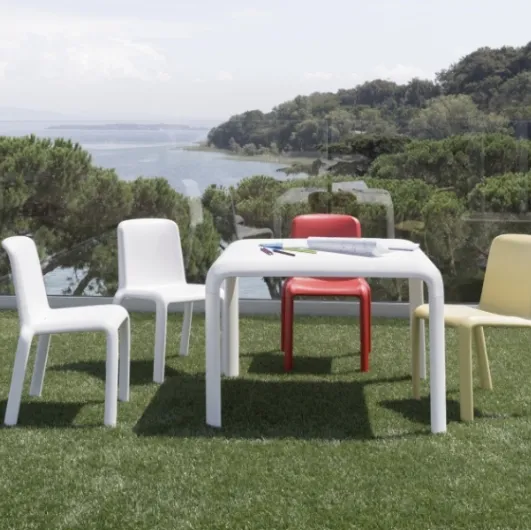 Snow coffee table and chairs by Pedrali