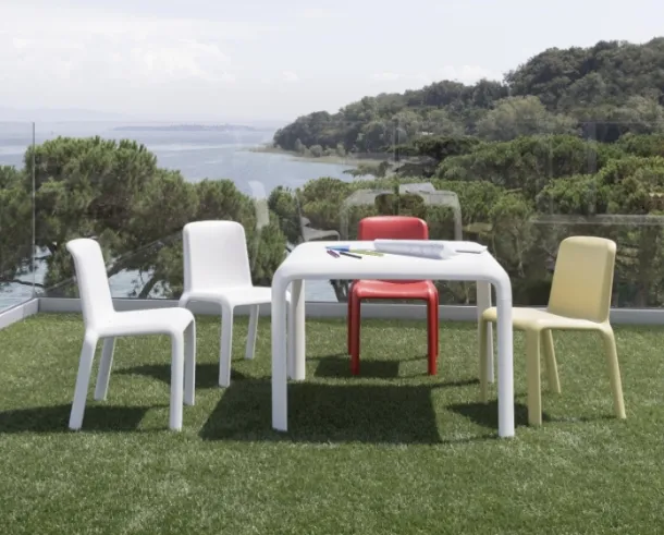 Snow coffee table and chairs by Pedrali