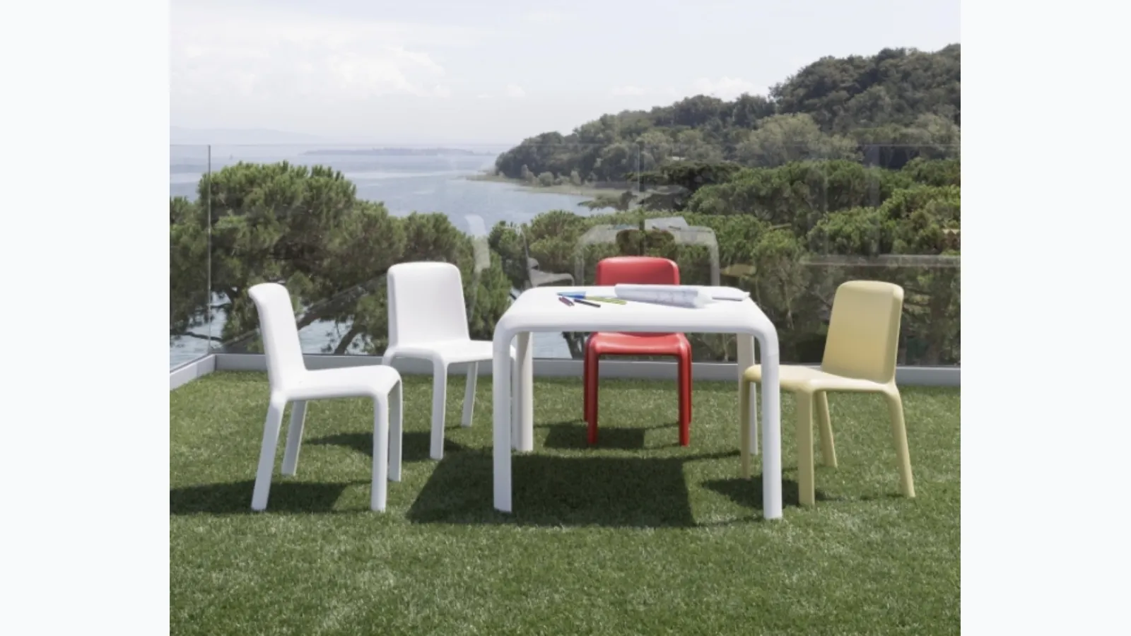 Snow coffee table and chairs by Pedrali