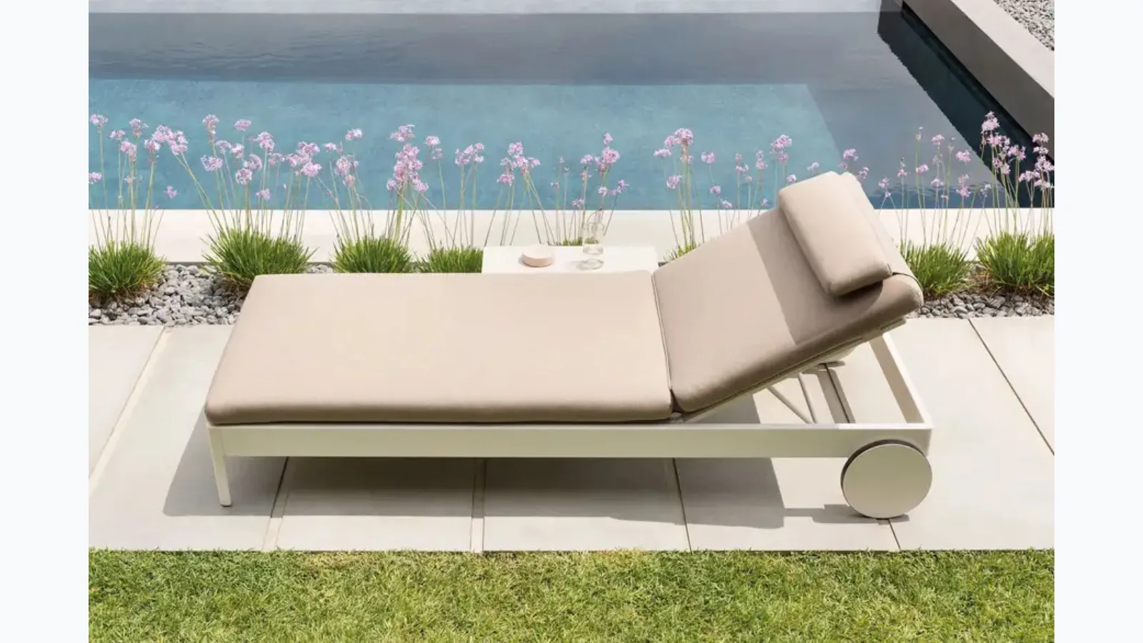 Solaris sunbed in painted aluminum and Fast fabric.